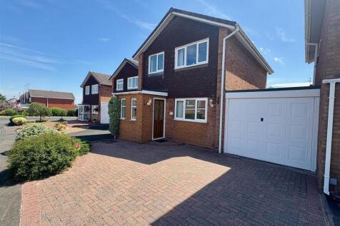 6 Hazel Gardens, Codsall, Wolverhampton 3 bed link detached house for sale
