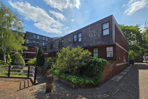 3 bedroom maisonette for sale