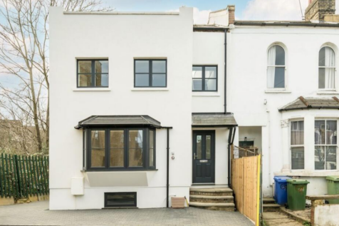 4 bedroom end of terrace house for sale