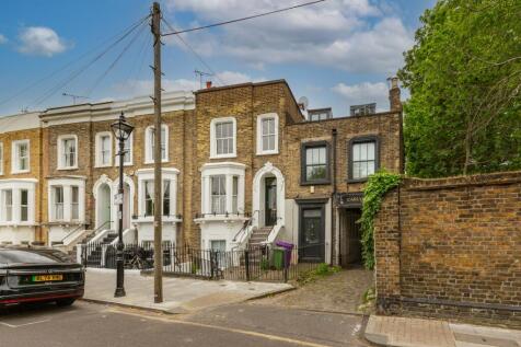 Terraced house for sale