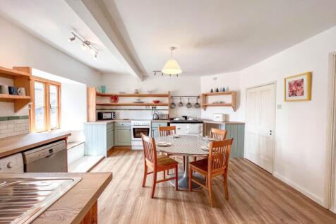 6 bedroom detached house for sale