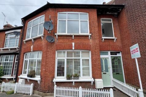 PERCY ROAD, NORTH FINCHLEY, N12 3 bed flat for sale