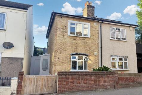 4 Mayfield Road, Walthmastow, London... 3 bed semi