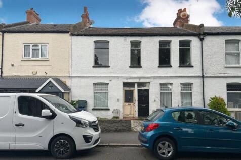 7 Miles Road, Mitcham, Surrey, CR4 3DA 3 bed flat for sale