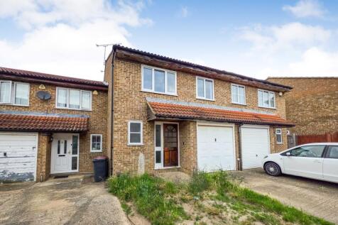 30 Sandringham Court, Slough... 4 bed terraced house for sale