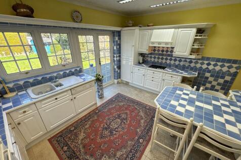2 bedroom semi-detached house for sale