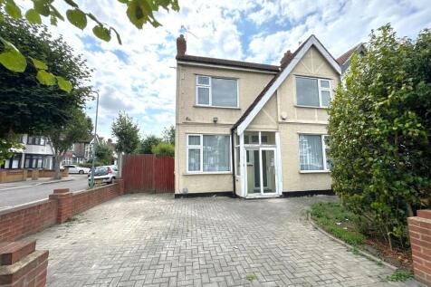 Coniston Gardens, Ilford IG4 3 bed semi