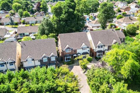 Penrose Gardens, Guildford GU12 3 bed semi