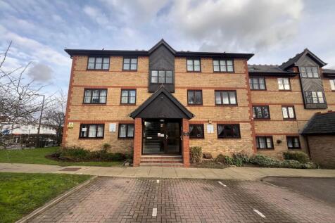 College Close, College Avenue, Grays 2 bed ground floor flat for sale