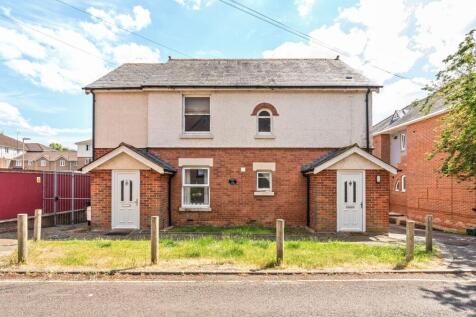 Eastfield Road, Andover, SP10 1HX 2 bed maisonette for sale