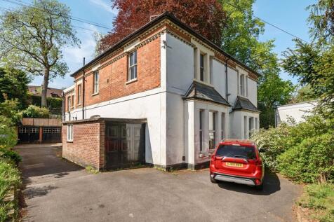 Valley Road, Kenley CR8 2 bed flat for sale