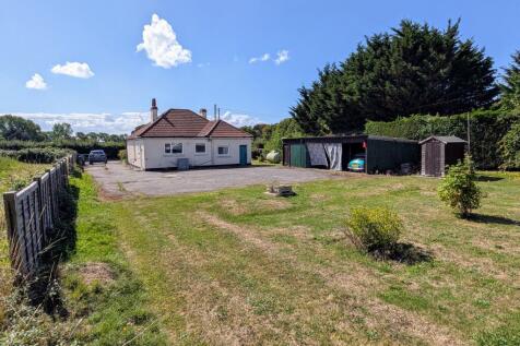 TRIANGLE LANE, TITCHFIELD, FAREHAM.... 3 bed detached bungalow for sale
