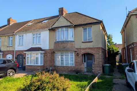 CRANLEIGH ROAD, PORTCHESTER. AUCTION... 3 bed semi