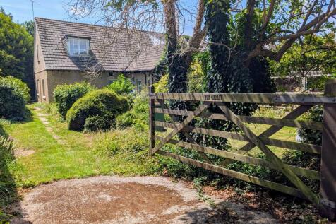 HILL PARK ROAD, FAREHAM. AUCTION... 3 bed semi
