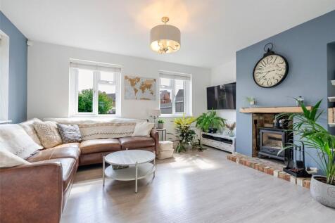 Springwell Avenue, Mill End... 3 bed semi