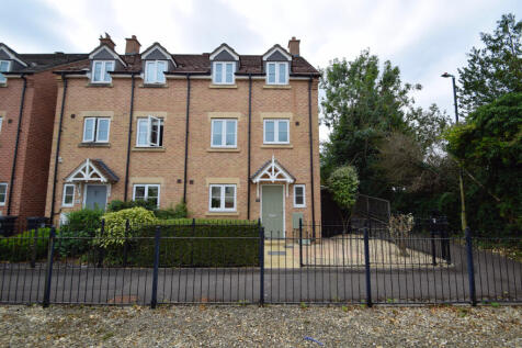 5 bedroom semi-detached house for sale