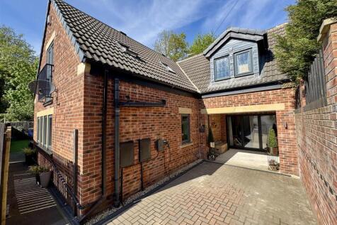 Wakefield Road, Clayton West... 4 bed detached house for sale