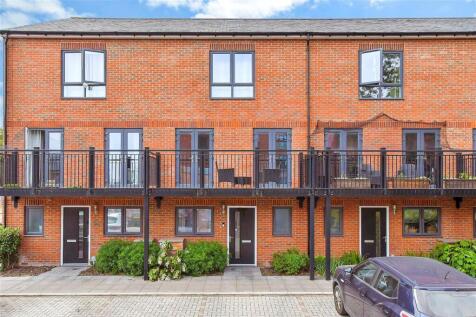 Pinewood Way, Chichester PO19 4 bed terraced house for sale
