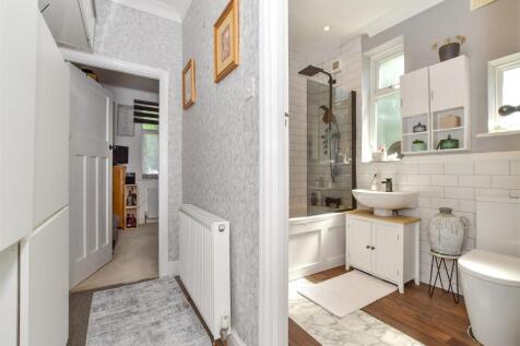 3 bedroom maisonette for sale
