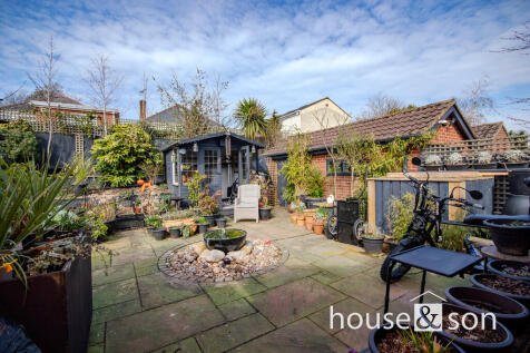 Willow Tree Rise, Bournemouth 2 bed detached bungalow for sale