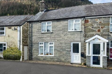 4 bedroom end of terrace house for sale
