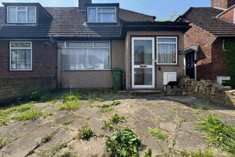 Bennetts Castle Lane, Dagenham 2 bed end of terrace house for sale