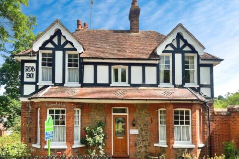 Pear Tree Lane, Kent ME7 2 bed detached house for sale