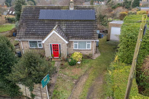 Halls Close, Kettering NN14 5 bed detached bungalow for sale