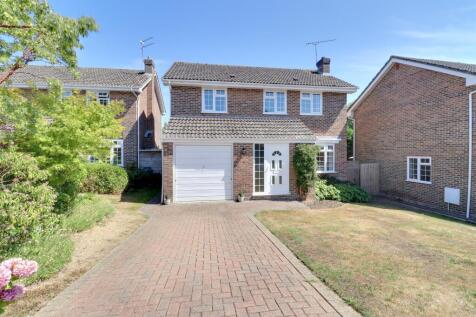 PRINCE OF WALES CLOSE, WATERLOOVILLE 4 bed detached house for sale