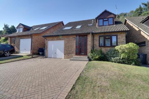 COVERT GROVE, WATERLOOVILLE 3 bed detached house for sale