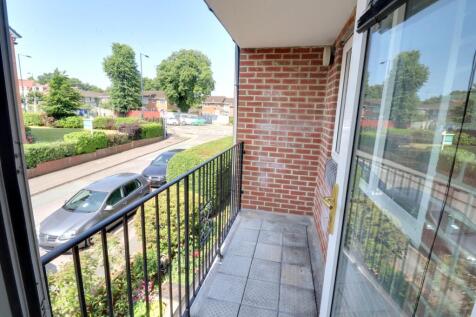 BEACONSFIELD ROAD, WATERLOOVILLE 2 bed flat for sale