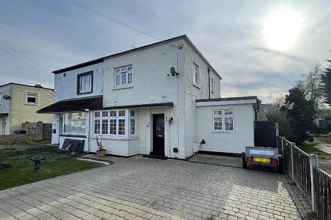King George VI Avenue, East Tilbury... 4 bed semi