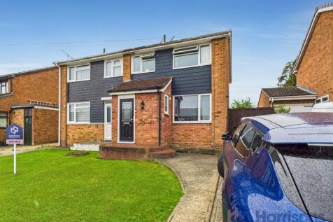 Bradfield Avenue, Teynham... 3 bed semi