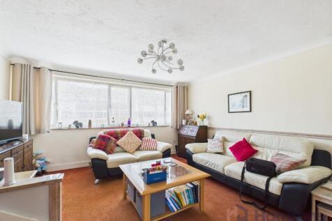 Millfield, Sittingbourne, Kent, ME10 4TP 3 bed townhouse for sale